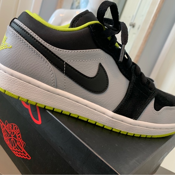 Air Jordan 1 Low - Picture 6 of 12